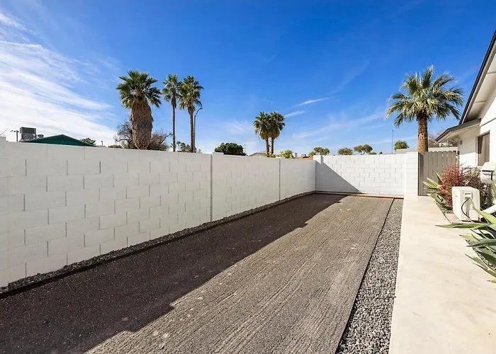 The Cactus Palace - Desert Retreat ,heated Pool