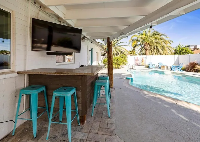 The Cactus Palace - Desert Retreat ,heated Pool