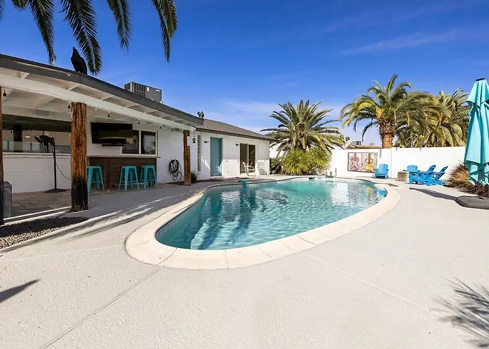 Holiday home The Cactus Palace - Desert Retreat ,heated Pool