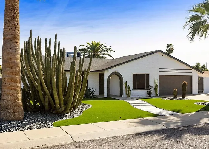 Holiday home The Cactus Palace - Desert Retreat ,heated Pool *