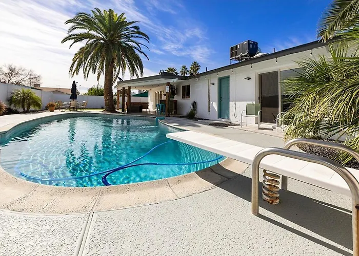 The Cactus Palace - Desert Retreat ,heated Pool