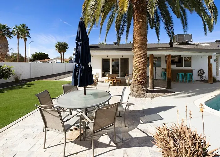 Holiday home The Cactus Palace - Desert Retreat ,heated Pool *